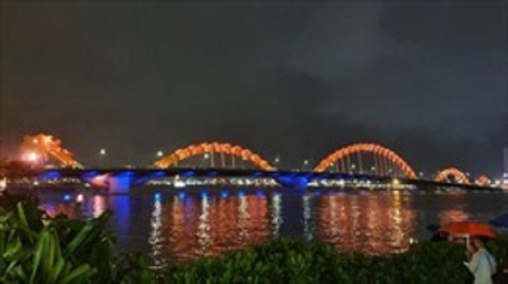 Landmarks lit in orange to support elimination of violence against women - ảnh 1